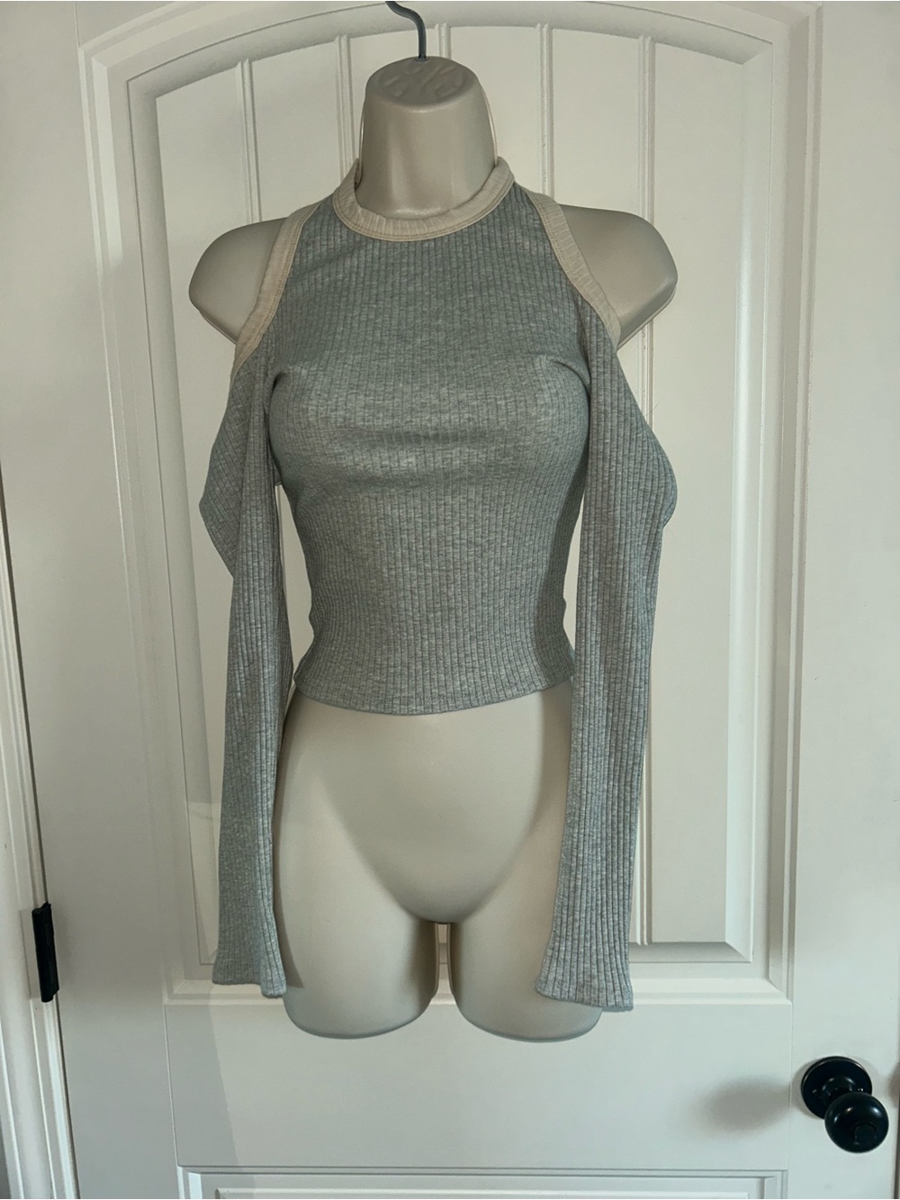 NEW Lush Gray Ribbed Cold-Shoulder Long Sleeve Top with Cream Trim Sz S